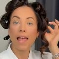 Mirka Vasiljević se snimila u kupatilu, a na glavi vikleri: Glumica pozirala bez šminke, a svi je hvale zbog jedne stvari…