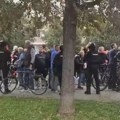 Napeto u Novom Sadu: Žandarmerija potisnula građane, policajac šutnuo bicikl novinarke N1