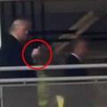 Skandal, Tramp potpuno izgubio kontrolu: Pokazao srednji prst Fordovom radniku i počeo da viče "je*i se" (Video)