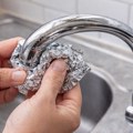 Protrljajte slavinu folijom i shvatićete zašto su ljudi poludeli za ovim trikom: Evo čemu služi i zašto ga svi primenjuju