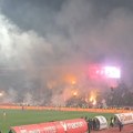 (Video) Požar na južnoj tribini stadiona "Rajko Mitić": Navijači Partizana zapalili stolice, meč više puta prekidan