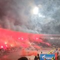 (Video) Požar na južnoj tribini stadiona "Rajko Mitić": Navijači Partizana zapalili stolice, meč više puta prekidan