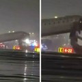 Drama na aerodromu u Njujorku: Avion udario u vozilo pri sletanju, prve slike sa mesta nesreće lede krv u žilama (video)
