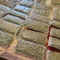 Velika zaplena materije za koju se sumnja da je marihuana, uhapšen 28-godišnjak