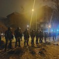 Kordon policije u opremi za razbijanje demonstracija razdvaja dve grupe građana u Novom Sadu