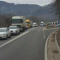 Teška nezgoda na Ibarskoj magistrali: Učestvovala tri vozila, povređeni prevezeni u bolnicu