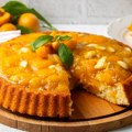 Sočni kolač sa kajsijama: Recept za omiljenu letnju poslasticu