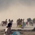 (Video) Turisti panično beže od "cunami oblaka": Počinju da lete suncobrani, ništa se ne vidi, temperatura se survala za…