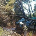 (Foto) Pijavica opustošila turističko mesto u Hrvatskoj! Ima teško povređenih, jedna osoba operisana: Nevreme čupalo drveće iz…
