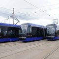 Autobus se otkačio sa šlepe, pa udario u tramvaj: Nema povređenih