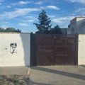 Provokativni grafiti i mural ratnog zločinca na mesdžidu u Somboru