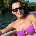 Skinula se naša pevačica (61): Ponosno pozirala u bikiniju, a zbog botoksa joj se lice deformisalo: "Bila sam kao plastična…