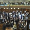 Poslanica gađala Aljbina Kurtija jajima usred sednice: Nastao haos u Skupštini tzv. Kosova