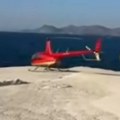 Sleteo helikopterom na prepunu plažu, pa ušao u more: Kada su videli šta radi, nisu mogli da veruju (video)
