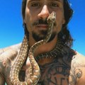 Australija i životinje: Muškarac surfovao sa zmijom na dasci, pa dobio kaznu