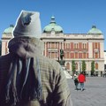 Sramotna scena u centru Beograda! Muškarac urinira na Narodni muzej i to pred prolaznicima