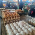 Na leskovačkim pijacama „višak“ jaja pred Uskrs (foto-video)