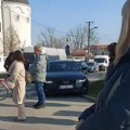 (VIDEO) Muškarac se kolima zaleteo ka okupljenima tokom petnaestominutne tišine u Novom Sadu