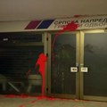 Studenti i građani Niša gađali jajima sedište SNS-a – poruka protesta „I ja sam meta“