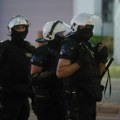 Studentkinja državljanka SAD pala na pod dok se sklanjala od žandarmerije, a onda su počeli da je gaze i udaraju pendrekom po…