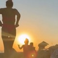 Sa ćerkama na plaži: Luna Đogani pokazala kako uživa u sunčanom vremenu - u bikiniju trčkara sa Mijom i Lanom: "Majke ruke…