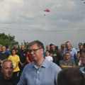 Požar guta sve pred sobom, ljudi golim rukama brane imanja… Idealan trenutak da dođe predsednik i odigra svoj stend ap