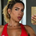 "Čistokrvna lavica sa škorpionskim pogledom" Jovana Jeremić se skinula, go stomak i iscepani šorts u teretani, svi gledaju…
