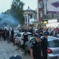 Topovskim udarima i šmrkovima na građane i policiju: Snimak napada iz prostorija SNS-a u Kraljevu