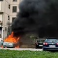 Vatra guta vozilo na parkingu: Drama u Kragujevcu: Buknuo požar, dim kulja iz automobila (video)
