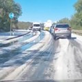 Zabelelo se na Jadranu: Neverovatne slike sa Krka: Putevi okovani ledom, srušena stabla, grad paralisao saobraćaj (foto/video)…