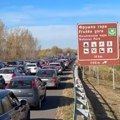 Ogromne gužve na autoputu nakon naplatne rampe za ulazak u Novi Sad VIDEO
