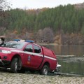 Vozilo sa dve osobe sletelo u jezero, drama kod Čačka, na licu mesta vatrogasci