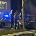(Foto) Autom se "nasukao" na ostrvo kod Sava centra: Udario u banderu, saobraćajni znak nakrivljen: Policija na licu mesta