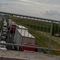 Teška nesreća na autoputu, žena prevezena na reanimaciju: Užas kod petlje Kovilj, povređeno više osoba