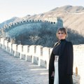 Kada su ljudi videli kako se Melanija obukla za šetnju Kineskim zidom, zanemeli su: Priredila reviju modnih izdanja koja se i…
