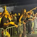 Nišlije su žilavije od festivalske improvizacije prve večeri „Nisomnije“uz tuš za „prvu slobodnu opštinu u Srbiji“