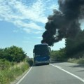 Vatra kulja iz autobusa! Veliki sudar kod Šapca, vozačima se u ovom delu puta savetuje oprez
