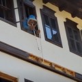 (Video) Dramatična Akcija u manastiru Prohor Pčinjski: Vladica u skafanderu visio s prozora, usledio je potez koji malo ko sme…