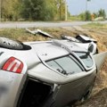 (Foto) Automobil sav smrskan završio u kanalu pored puta! Teška saobraćajka kod Novog Sada: Popucali prozori, otpali delovi…