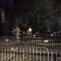 Atmosfera u Beogradu: Šatori se dižu u „ćacilendu“, policija čuva park u mraku