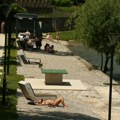 Banjalučani okupirali gradsku plažu: Vreline iskoristili za sunčanje (foto)