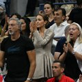 (Foto) jelenini otac i majka u loži Đokovića bodre zeta: Grlili ga i ljubili nakon pobede: Novakova tašta suva elegancija…