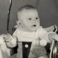 Ova beba danas je napunila 60 godina! Prepoznajete li dečaka sa fotografije, mnogima je omiljeni voditelj?!