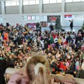 Gužva i oduševljenje mališana na dodeli novogodišnjih paketića u Leskovcu