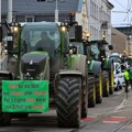 Prosuli stajsko đubrivo ispred zgrade vlade: Protest poljoprivrednika u Češkoj