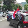 Kolone vozila sa srpskim trbojkama u Kosovskoj Mitrovici u znak podrške Srbiji nakon glasanja o rezoluciji o Srebrenici (foto)