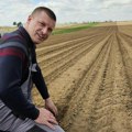 Goran orao njivu pa pronašao nešto neočekivano: Odmah zaustavio traktor kad je video na šta je naišao! (foto)