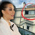 Cecu iznervirale komšije, pa odmah zvala majstore da srede terasu: "Valjda ima oči da vidi koliko je sve to ružno" Evo šta se…
