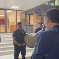 Građani Leskovca na protestu zatražili od policije da ponovo polože zakletvu, načelnik im se smejao – VIDEO