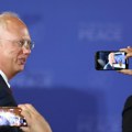 Diplomatski gest: Dmitrijev u SAD doneo čokoladne bombone sa citatima Vladimira Putina